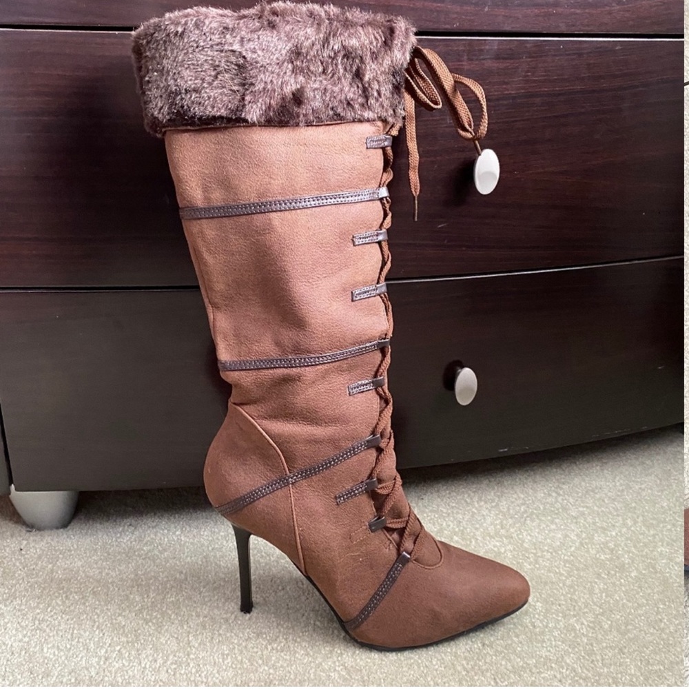 BROWN KNEE HIGH "VIKING" STYLE BOOTS.
